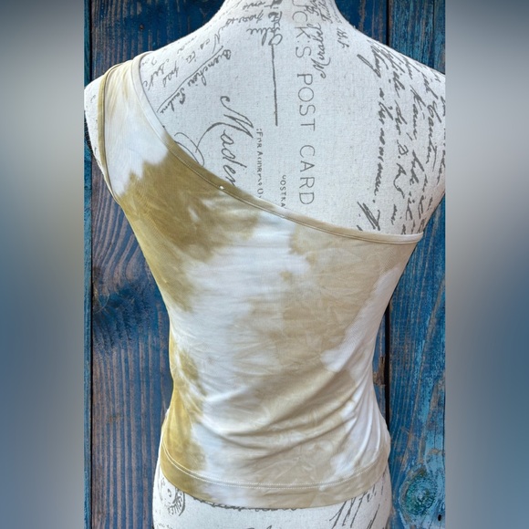 One-Shoulder Watercolor Top
US 8
Like New / Never Worn
Made in Italy - Picture 4 of 11